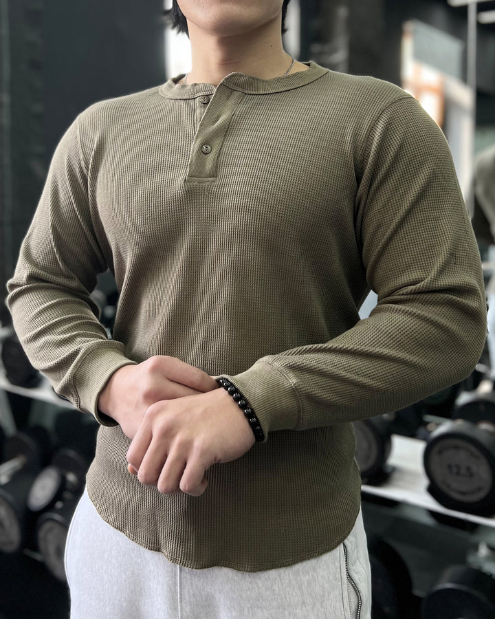 Cuello Henley texturizado de punto gofre y manga larga