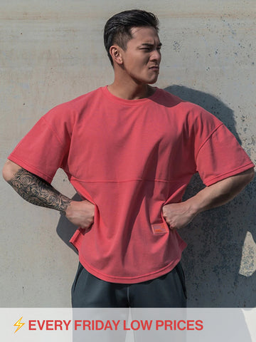 Übergroßes T-Shirt mit überschnittenen Schultern