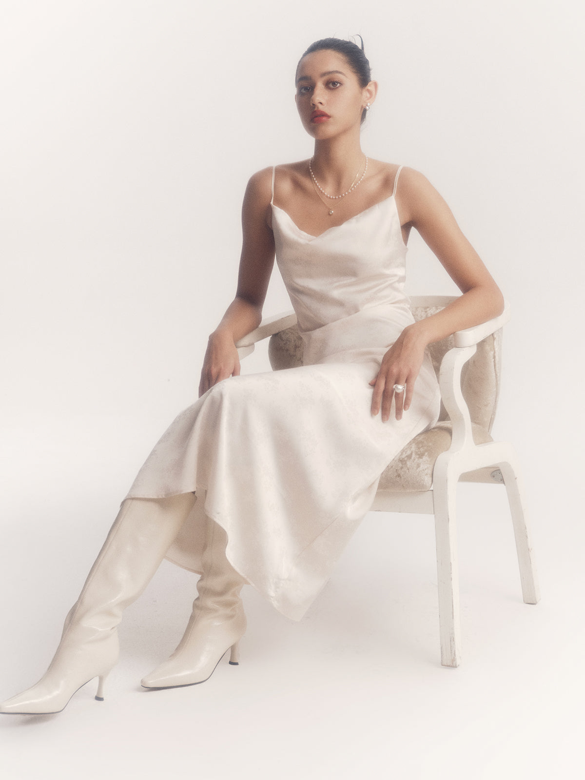 Robe à bretelles spaghetti avec volants en satin