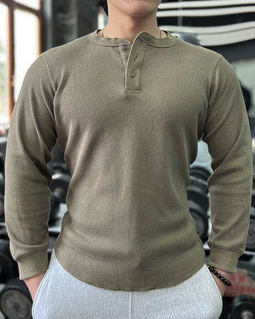 Maglia a cialda testurizzata con collo Henley e maniche lunghe