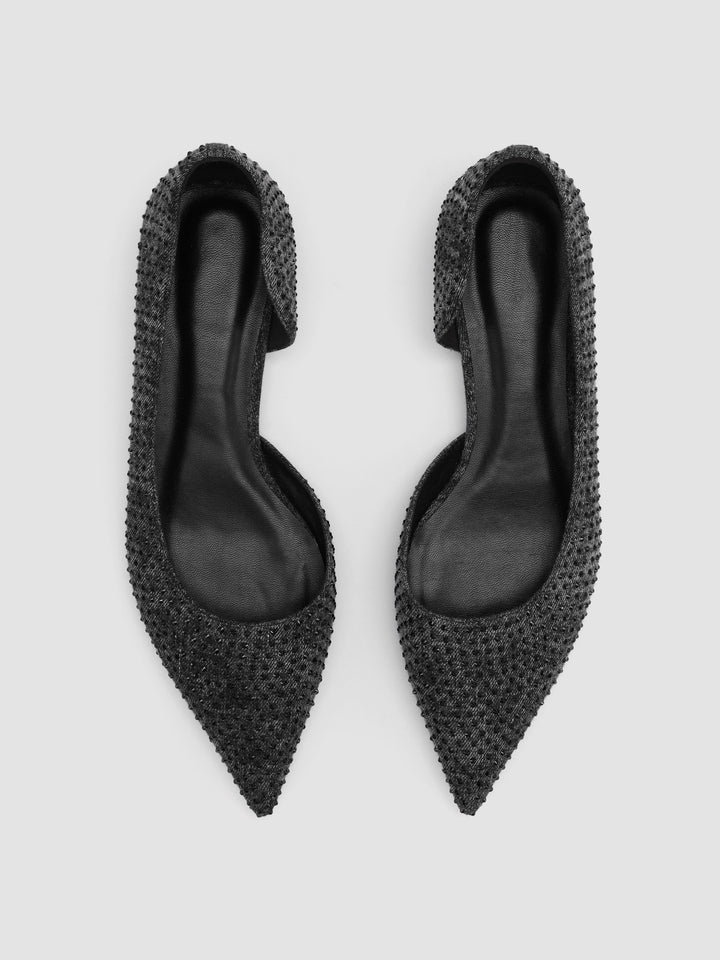 Flache Schuhe mit spitzer Spitze und Strasssteinen