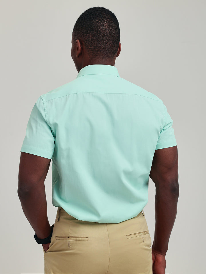 Camisa lisa de manga corta de fácil cuidado